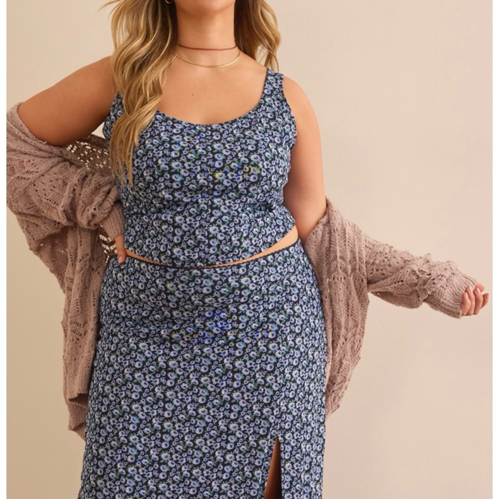 ARULA Blue Floral Scoop-Neck Crop Tank